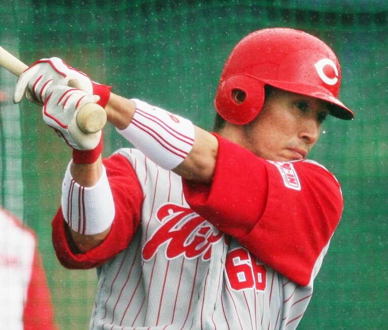 2008年、広島のユニフォームに袖を通した木村　©JIJI PRESS