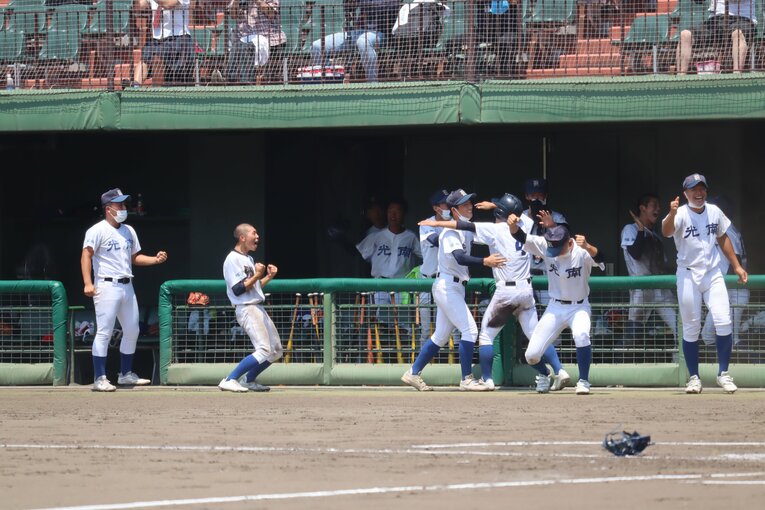 聖光学院戦、得点が入り盛り上がる光南ベンチ　©Genki Taguchi