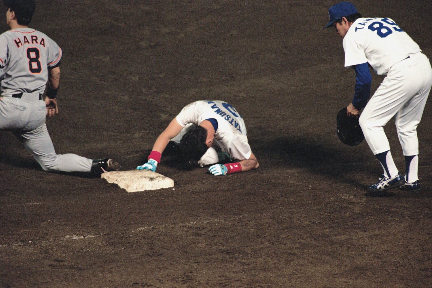 1994年10月8日対巨人戦、立浪は決死のヘッドスライディングを見せるも無念の負傷退場となった　©︎Koji Asakura