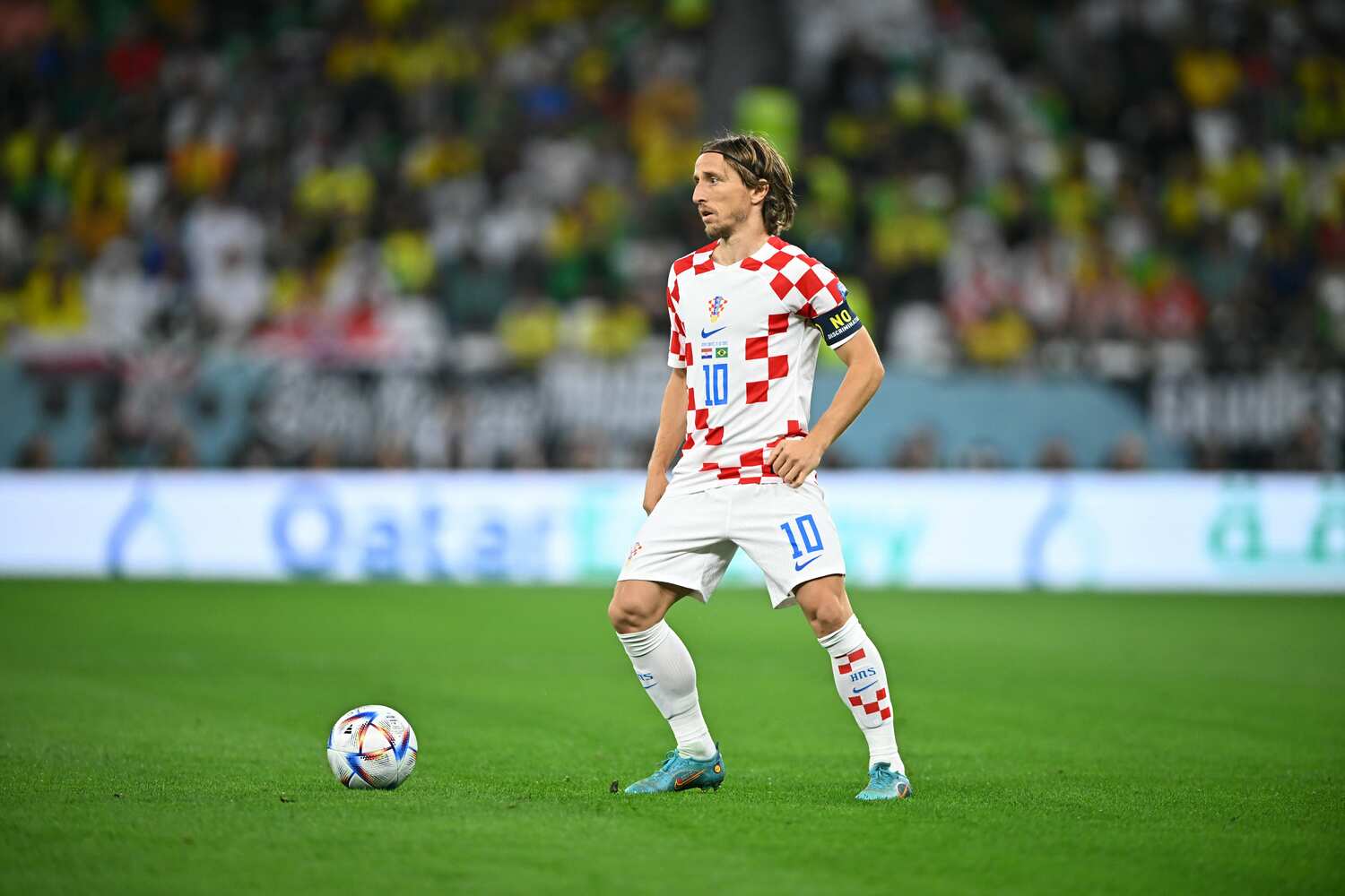 ブラジルとの準々決勝でボールをキープするモドリッチ　©Takuya Kaneko/JMPA