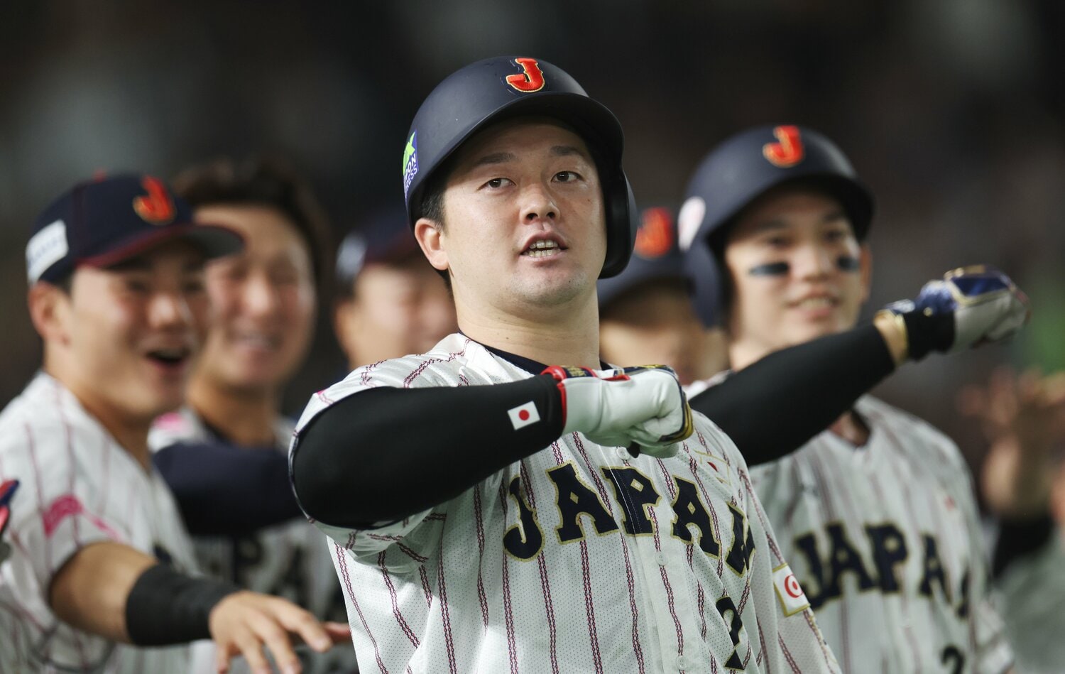 みんなで決めた「デスターシャ！」　©JIJI PRESS