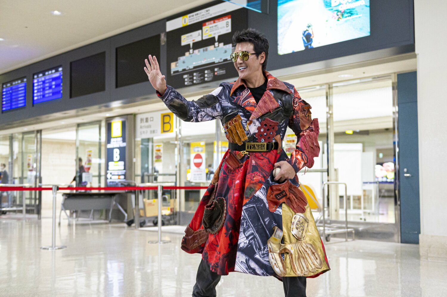 昨年２月のキャンプイン。グローブをリメークしたというド派手なコートで那覇空港に降り立ったBIGBOSS ©︎Takuya Sugiyama