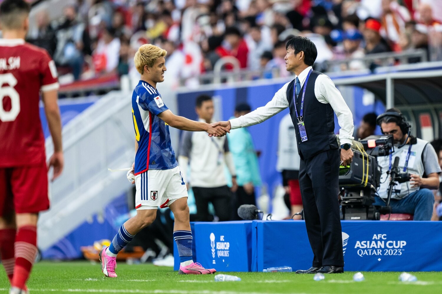 森保監督と握手する堂安　©Getty Images