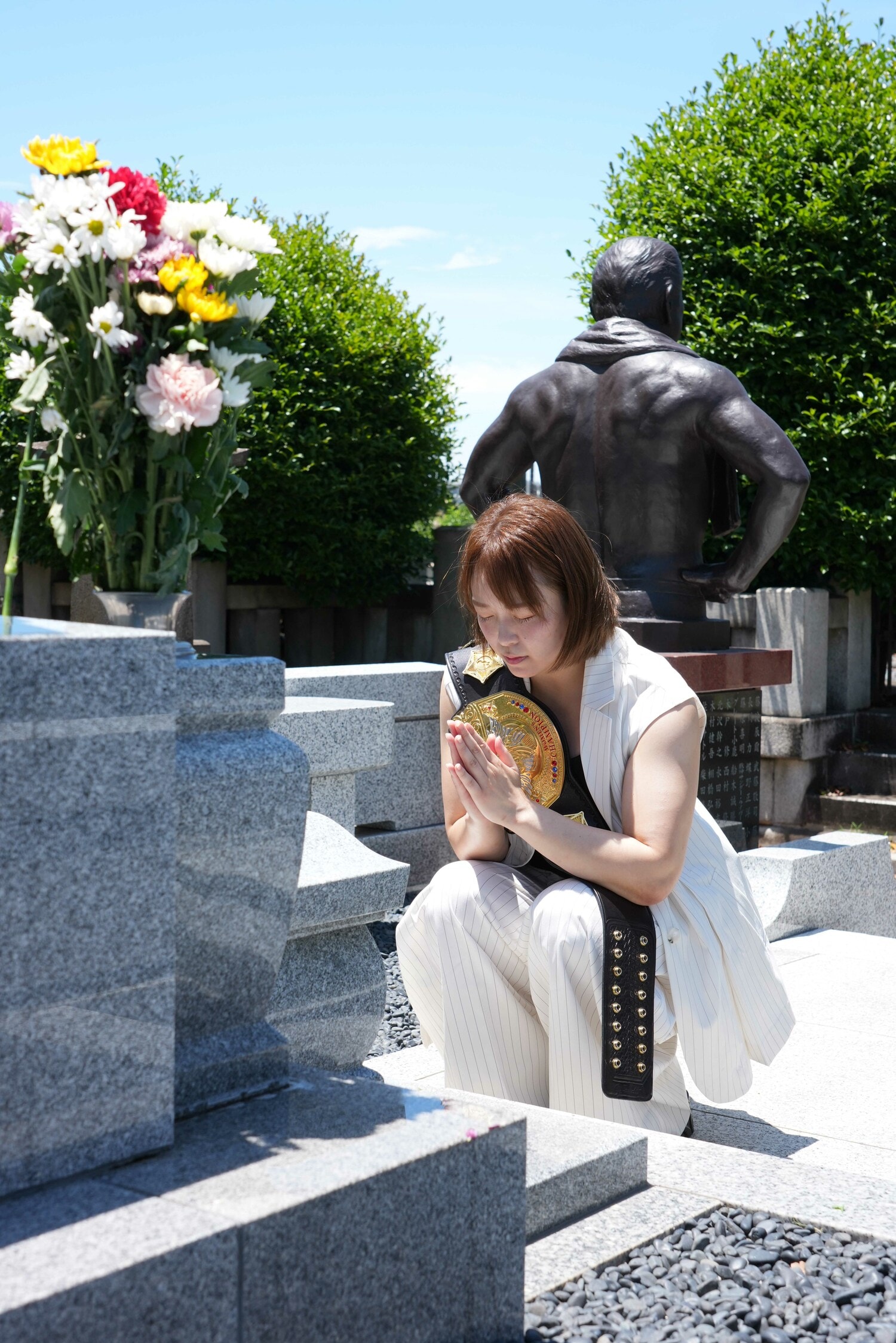 猪木の墓前で手を合わせて、IWGP女子王座戴冠を報告する　©Essei Hara