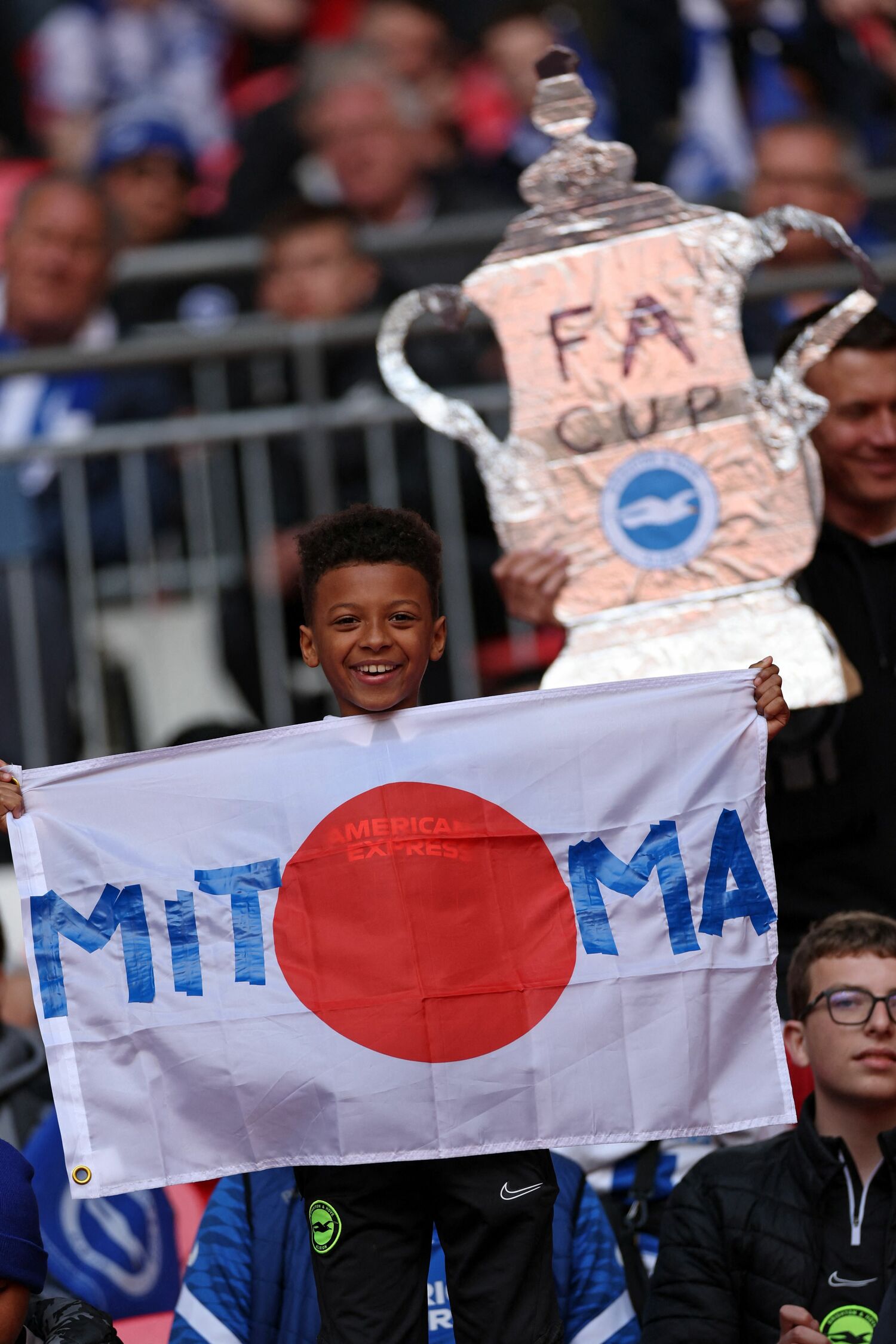 ウェンブリースタジアム、現地の子どもファンも「MITOMA」と記されたオリジナルの日の丸で三笘を応援　©JIJI PRESS