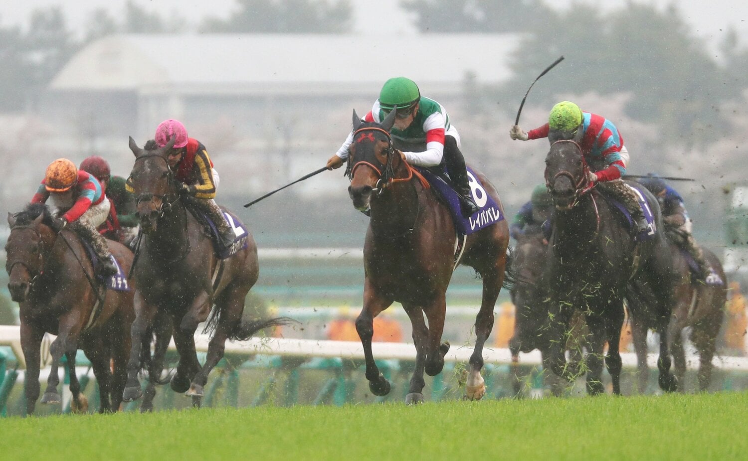 大阪杯ではまさかの4着に敗れたコントレイル（写真右）　©JIJI PRESS