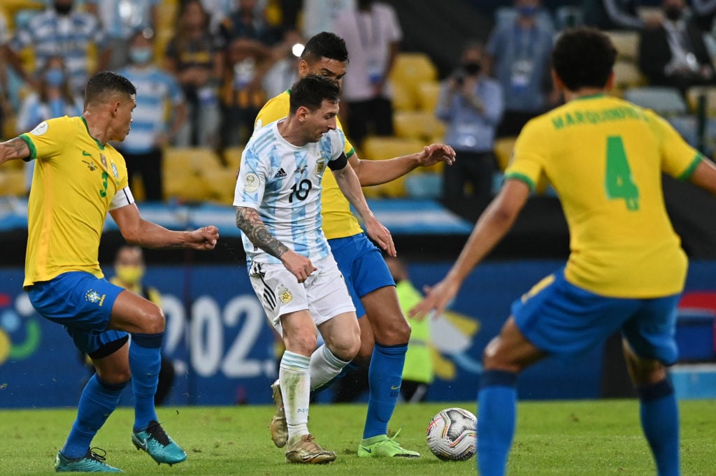 W杯予選でメッシをマークするチアゴ・シウバ、カゼミーロ、マルキーニョス　©Getty Images