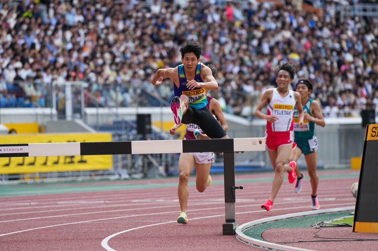 足をかけてハードルを跳ぶ選手が多い中、まるで400ｍハードルのような飛越を見せる砂田　©Satoshi Wada