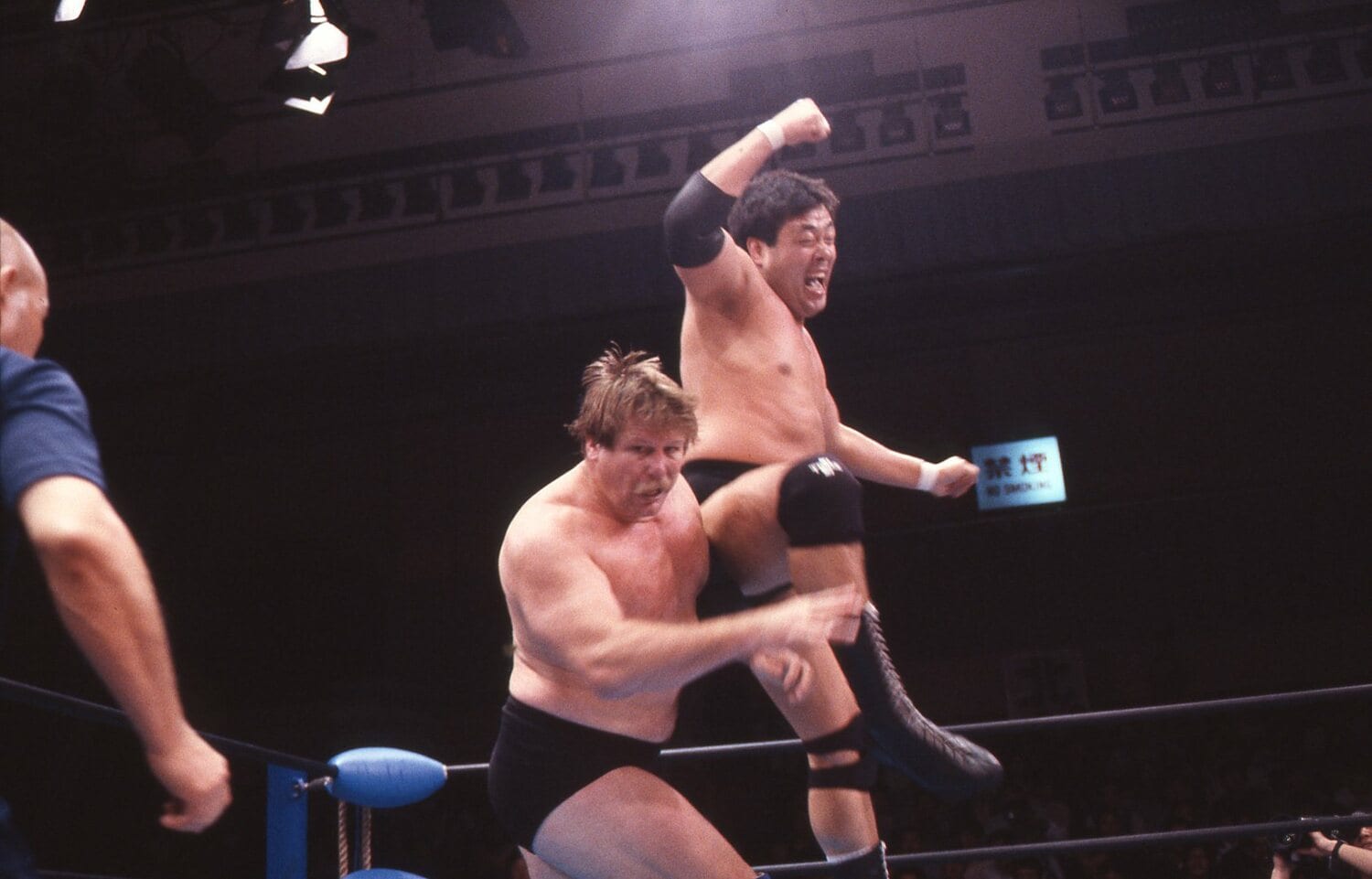 スタン・ハンセンに強烈なジャンピングニーバット ©AFLO