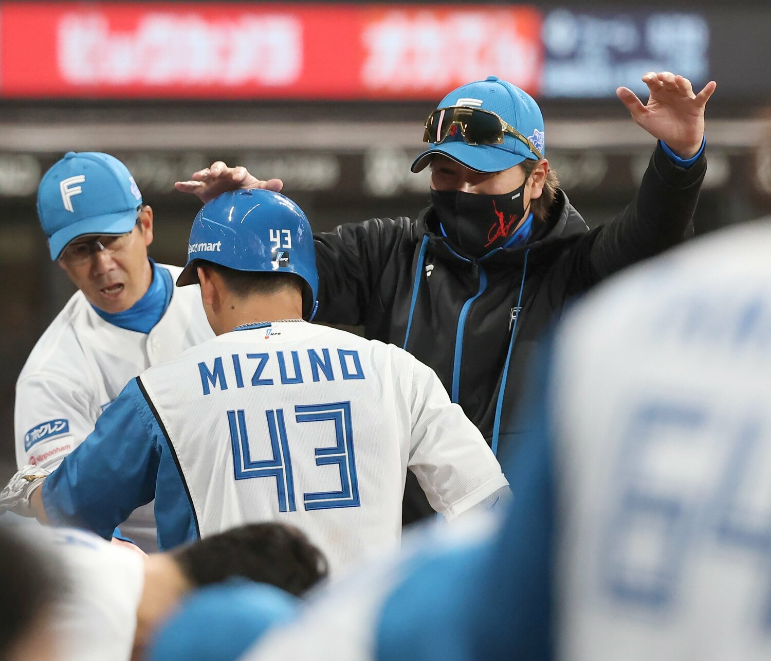 2連続スクイズを決めた水野達稀をベンチで迎える新庄剛志監督　©︎SANKEI SHIMBUN