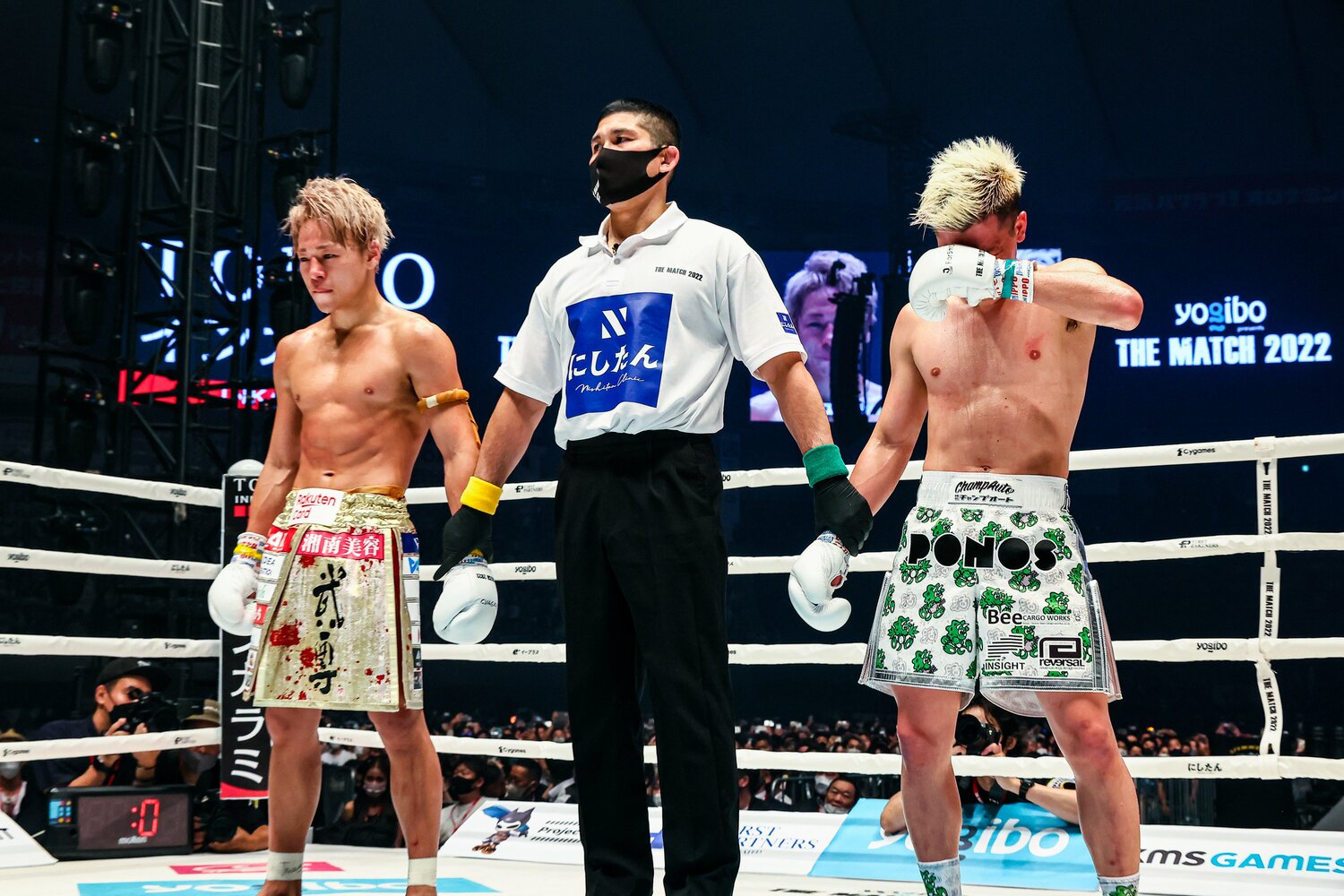 唇を結んで判定を受け入れる武尊と、涙を流す那須川天心 ©THE MATCH 2022/Susumu Nagao