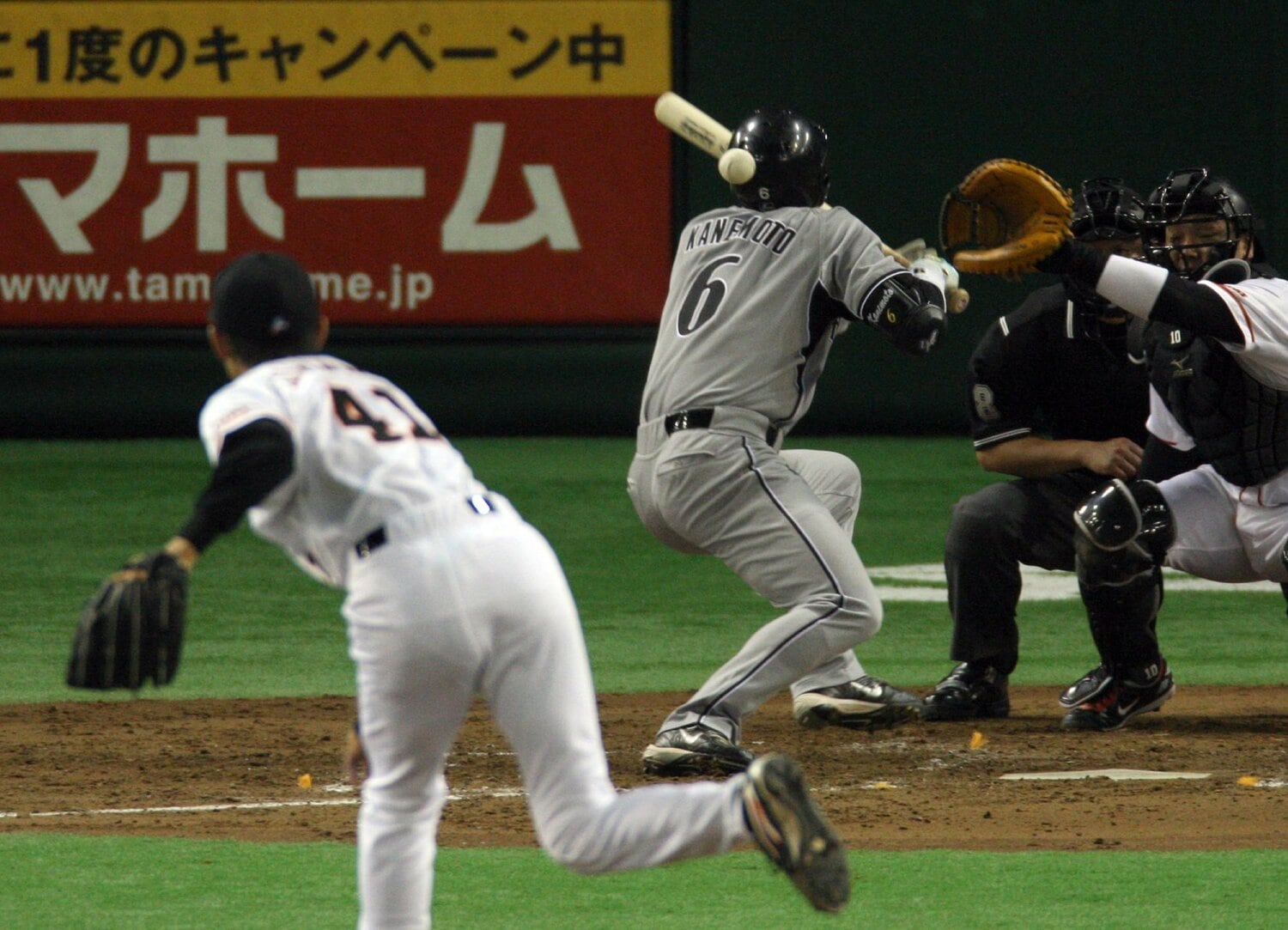 これが衝撃の瞬間。金本の後頭部に速球が直撃した　©SANKEI SHIMBUN