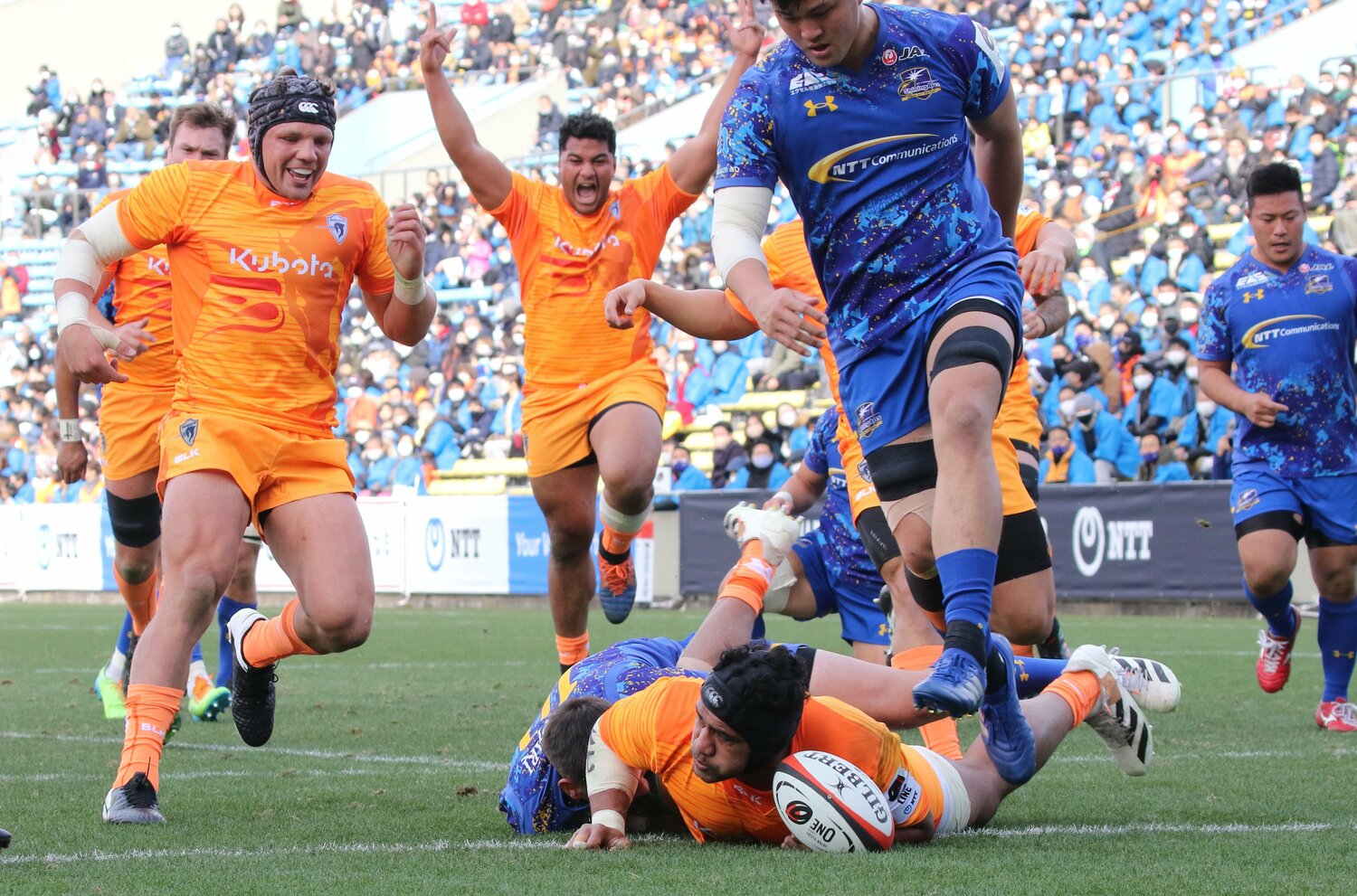 リーグワンデビューとなったシャイニングアークス浦安戦で、義兄にあたるトゥパ フィナウのトライに喜ぶオペティ・ヘル（中央奥）©︎Nobuhiko Otomo