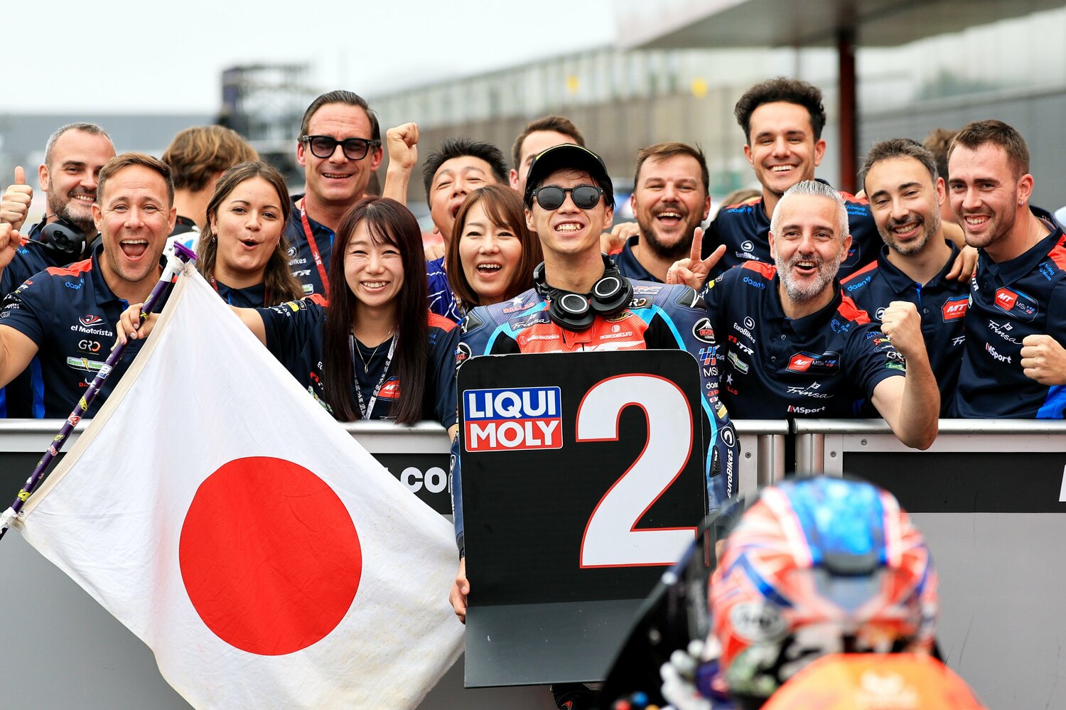 2位を獲得した日本GPのパルクフェルメで。小椋の左後方に家族の姿がある　©Satoshi Endo