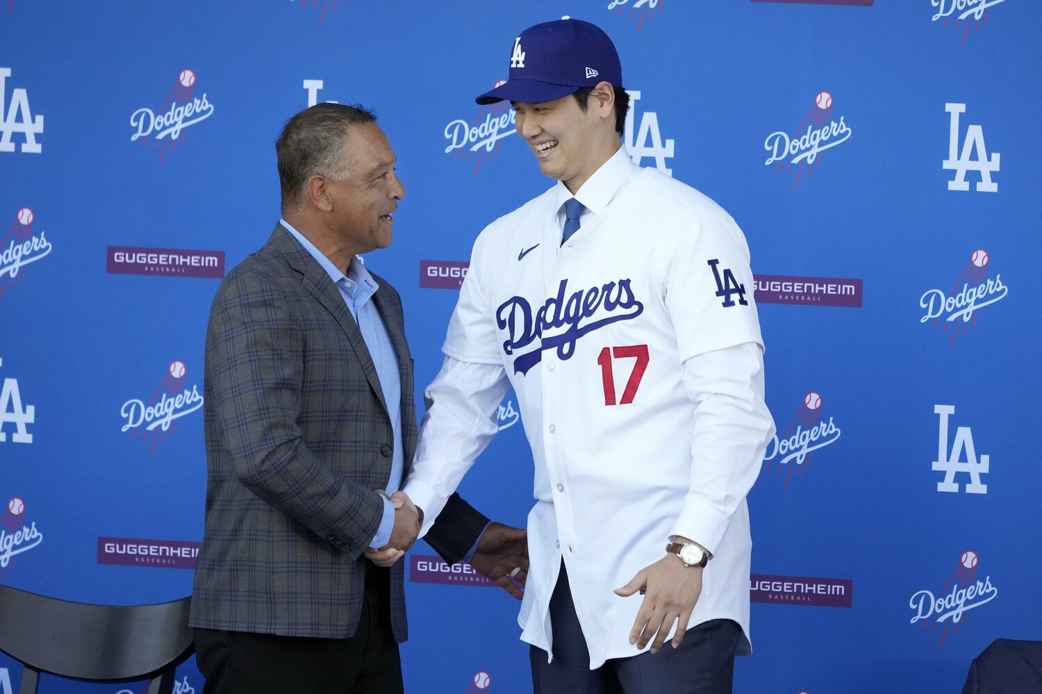 ドジャース入団会見にて、ロバーツ監督と　©AFLO