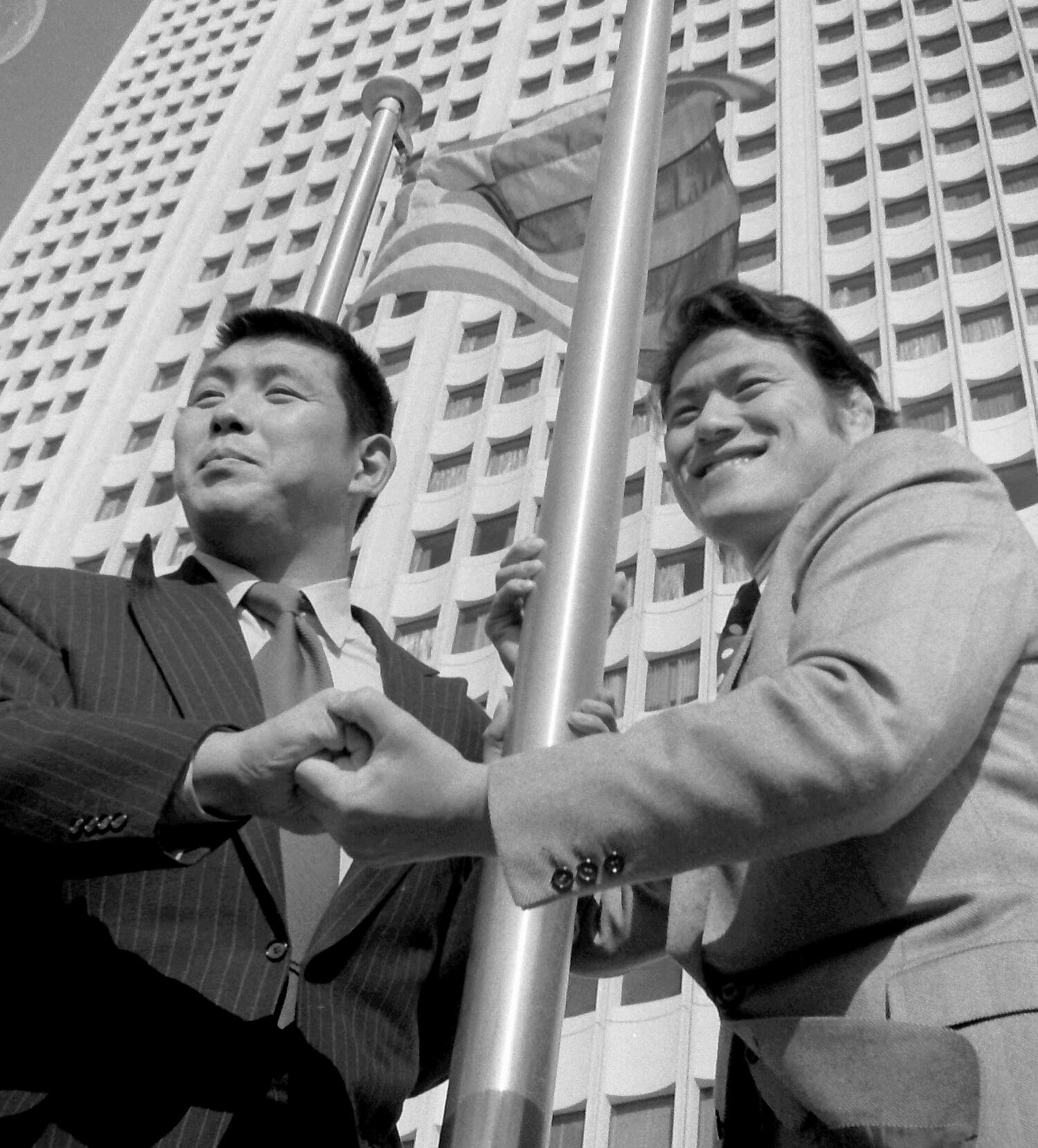 坂口征二（左）とアントニオ猪木（1973年2月）©︎Sankei Shimbun