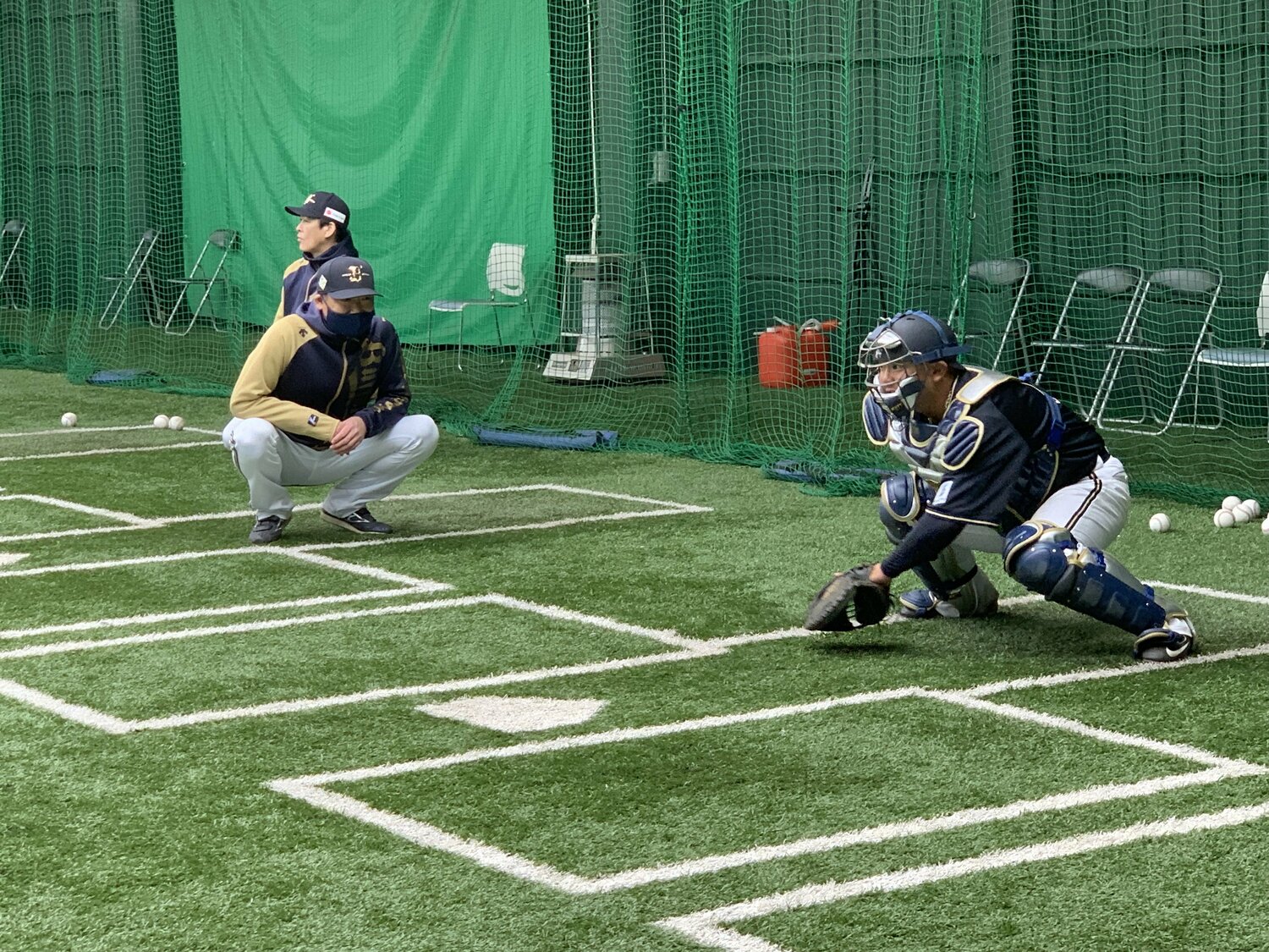 森の練習を見つめる中嶋監督　©︎Noriko Yonemushi