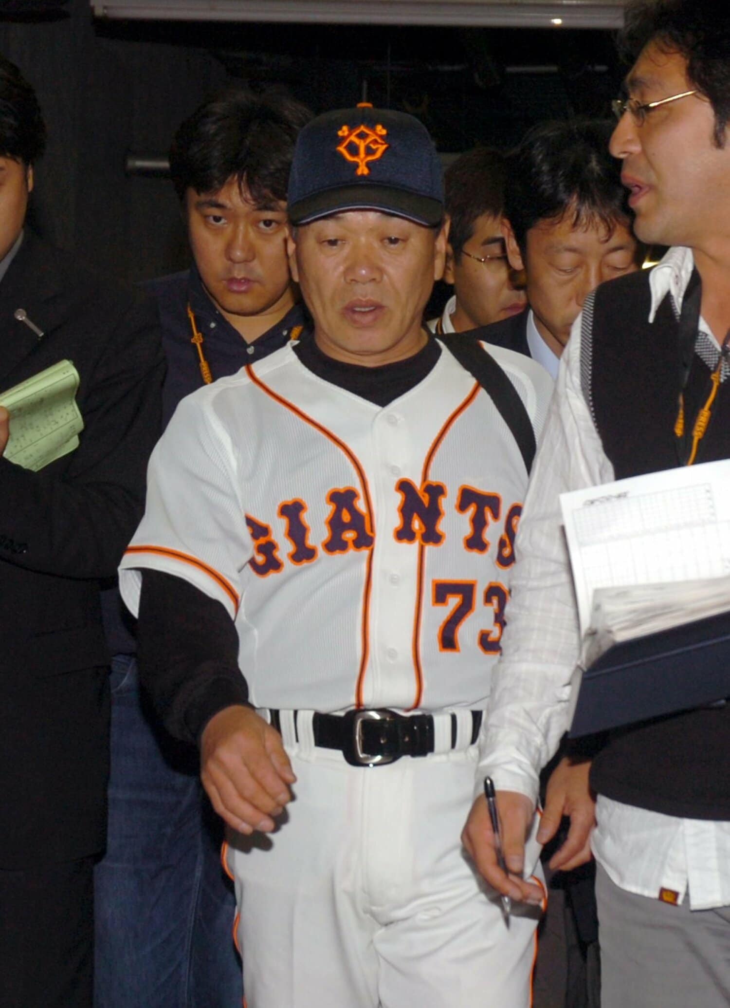 同日の弘田澄男コーチ。報道陣にローズとの一件を問われてこの表情　©Sankei Shimbun