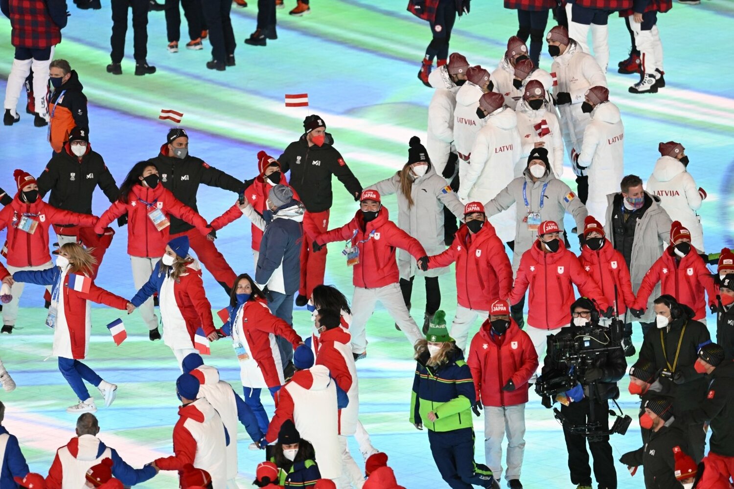 輪になる日本とフランス選手団　©Asami Enomoto/JMPA