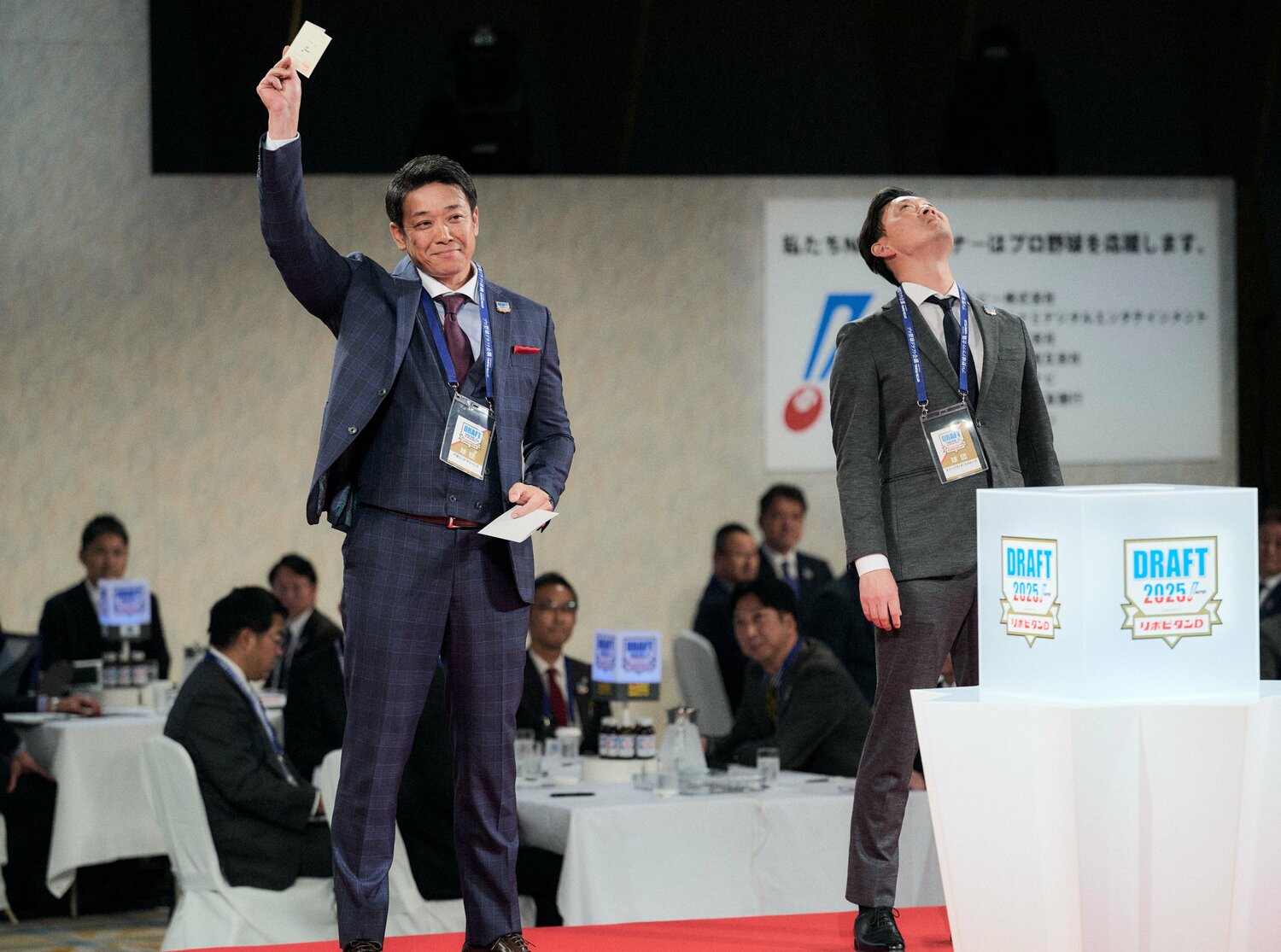 来季からロッテを率いるサブロー監督（左）。先日のドラフト会議では高校生No.1右腕と評される石垣元気を引き当てた　©︎Yuki Suenaga