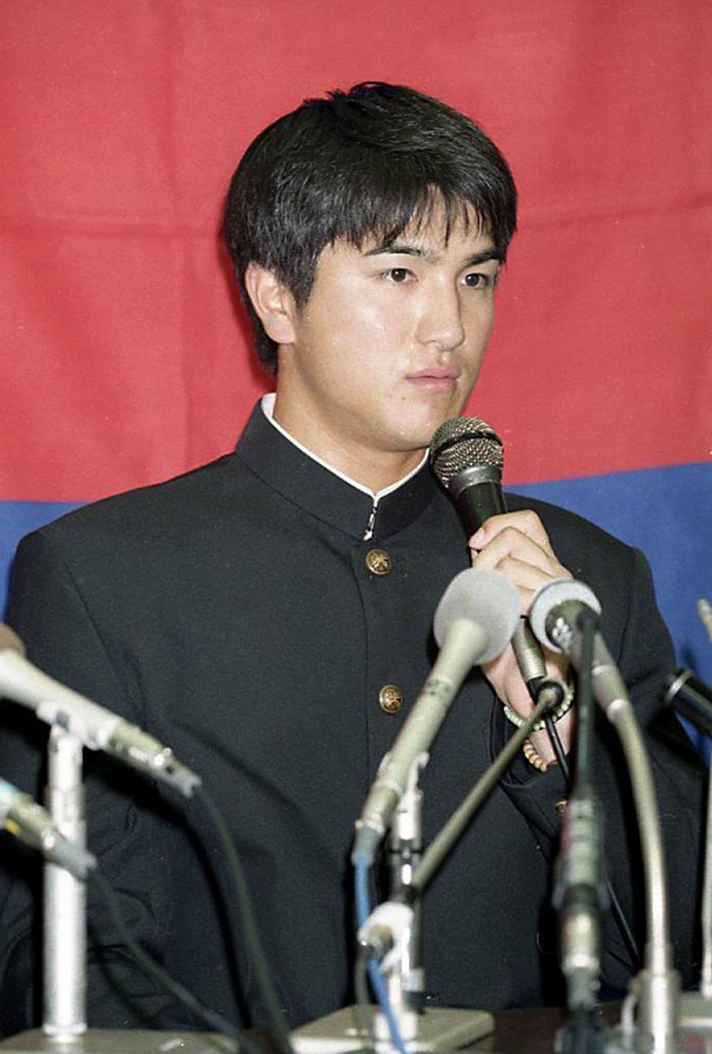 慶應大時代の高橋由伸。1997年ドラフト1位（逆指名）で巨人入り　©JIJI PRESS