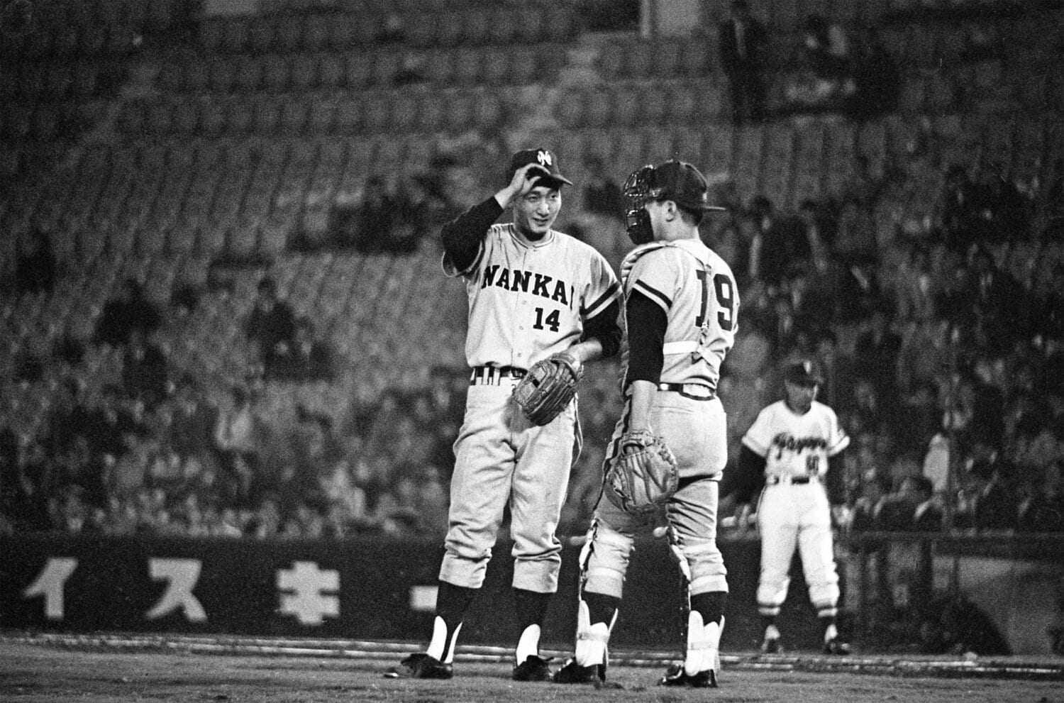 1970年、佐藤道郎の1年目。マウンド上でキャッチャーの野村克也と話し合う　©Sankei Shimbun