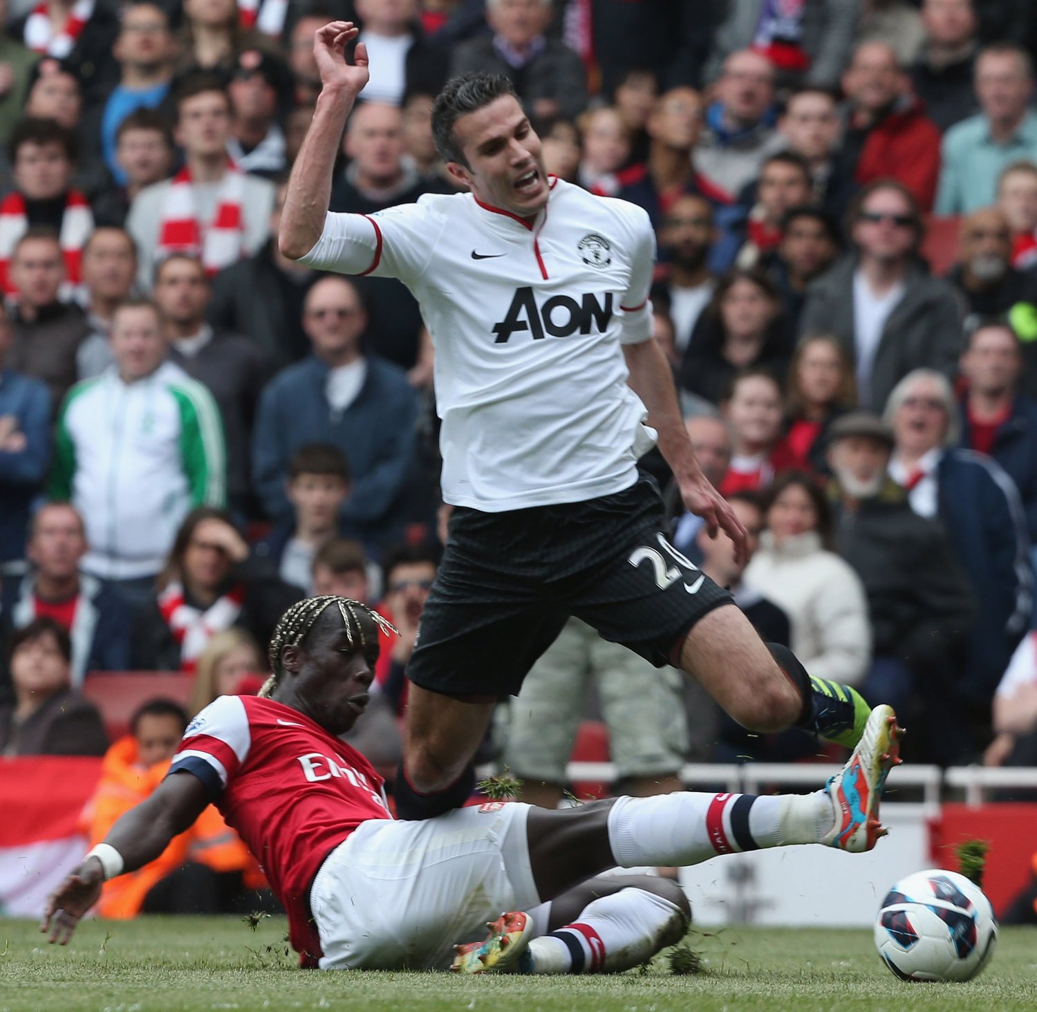 ファンペルシに強烈なタックルを浴びせるサニャ　©Getty Images