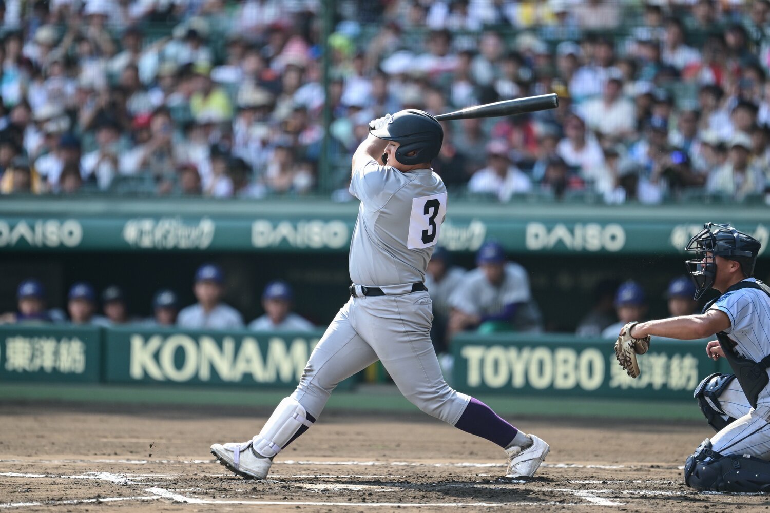 身長184cm、体重113kg（今大会最重量）の佐々木麟太郎。歴代最多の高校通算140本を誇る。甲子園ではここまで3試合で打率.500　©JIJI PRESS