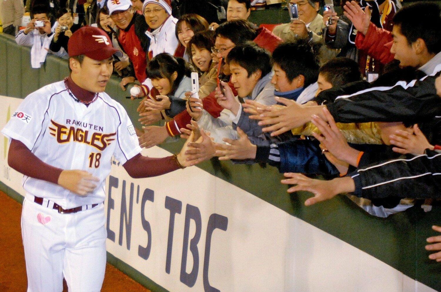 プロ初勝利時、ファンと喜びを分かち合う　©JIJI PRESS