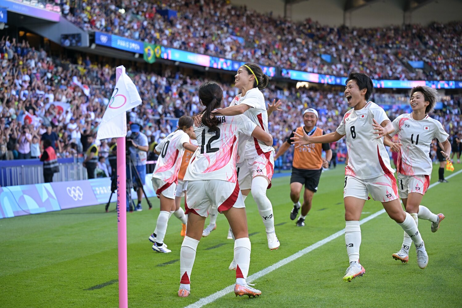 谷川のスーパーゴールには、長谷川らチームメートだけでなく観客も熱狂した　©Takuya Kaneko/JMPA