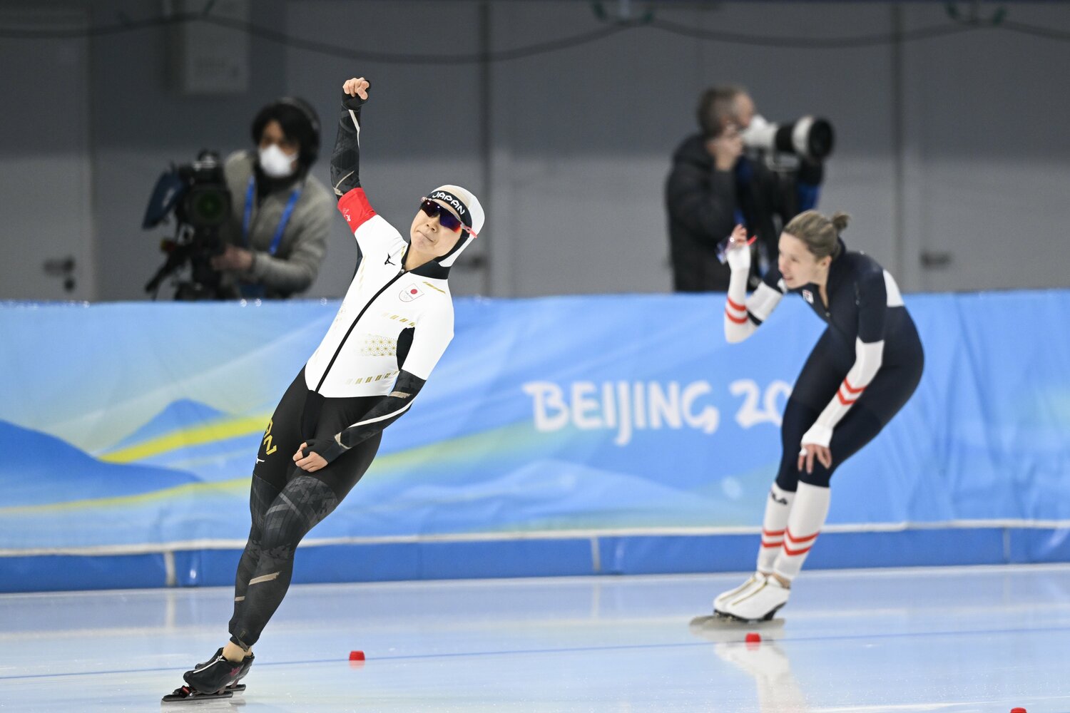 500mで自己ベストを更新し、会心のガッツポーズ　©Asami Enomoto/JMPA