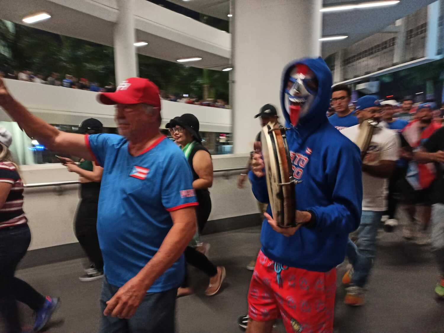 負けてもサルサを踊るプエルトリコのファン　©Hiroaki Sawada