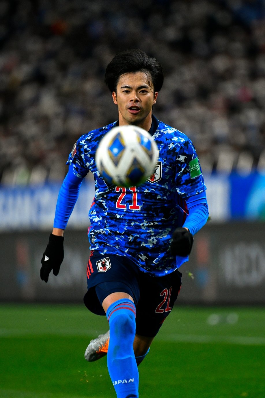 ベトナム戦でも三笘薫は果敢だったが　©Takuya Sugiyama/JMPA