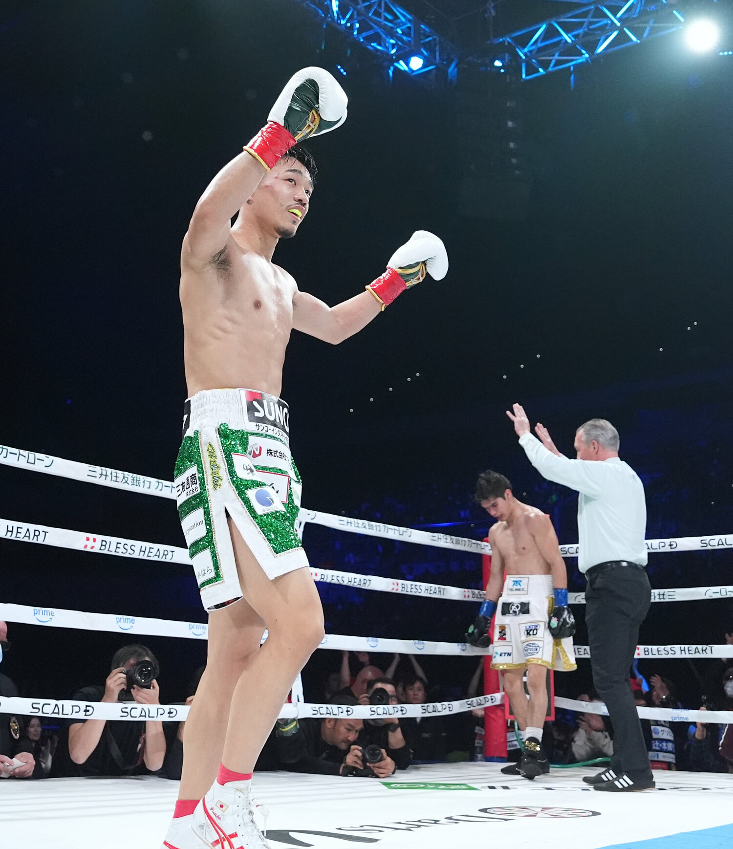 中谷潤人にKOされ、がっくりと肩を落とすクエジャル　©Naoki Fukuda