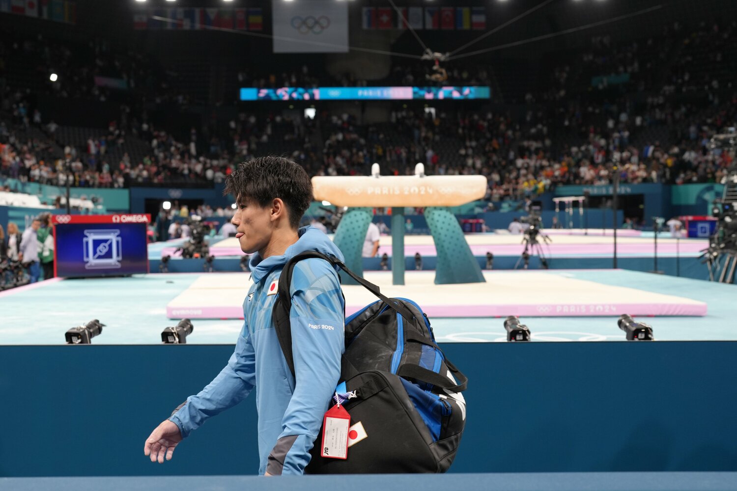 会場を後にする橋本 ©JIJI PRESS