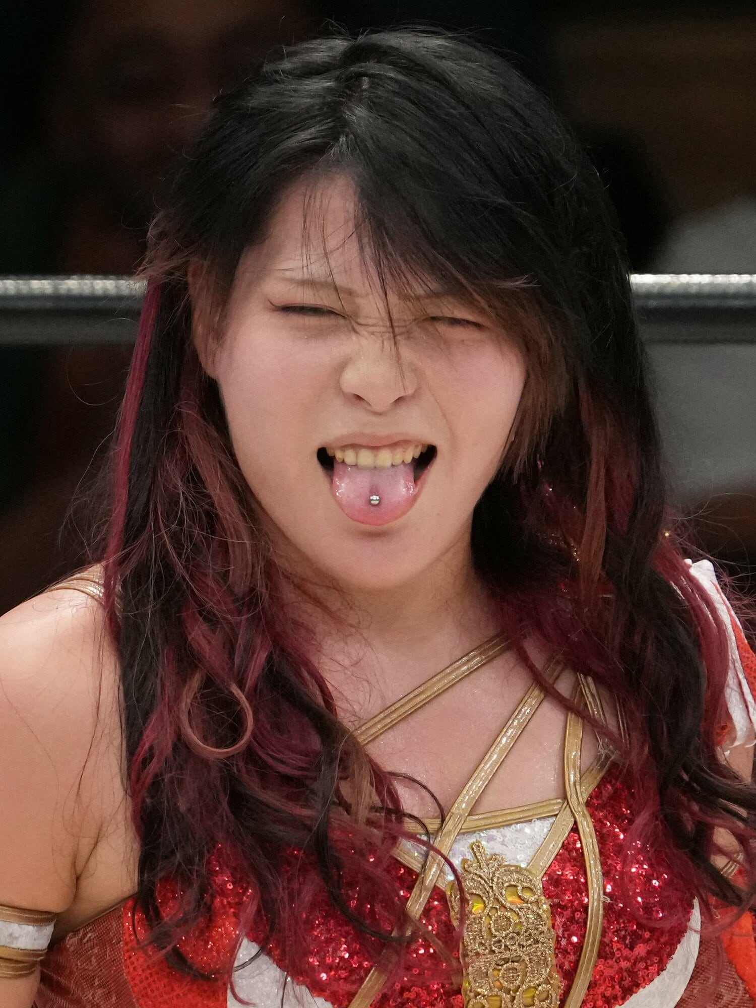 舌ピアスを見せる林下詩美　©Masashi Hara