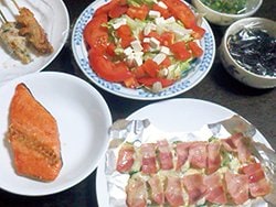 ＜夕＞ 夕食367kcal。大皿は家族4人分で取り分けて食べている。