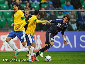 細貝萌　Hajime Hosogai
1986年6月10日、群馬県生まれ。前橋育英高校卒業後、'05年に浦和に入団。'11年にレバークーゼンと契約を結び、アウクスブルクにレンタル移籍。活躍が認められ'12年にレバークーゼンに復帰。'13年5月、来シーズンからヘルタ・ベルリンでプレーすることを発表した。日本代表では'10年9月のパラグアイ戦でデビュー。Aマッチ19試合1得点。177cm、69kg