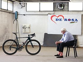 18歳で独立し、プロチームのメカニックをしながら、より速いロードバイク作りを極めたウーゴ・デローザ。そんなデローザの“走り”のエッセンスを、サングラスに生かした。