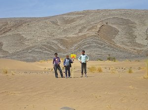 目印を抜いて遊ぶベルベル人の子供たち！