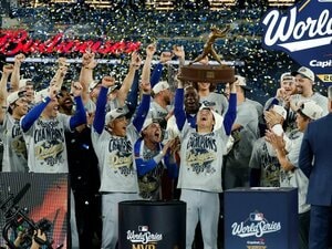 「史上最も勇敢で、覚悟のいる登板だった」“ワールドシリーズMVP”ドジャース山本由伸をカーショウが大絶賛「人格や覚悟はお金では買えない」