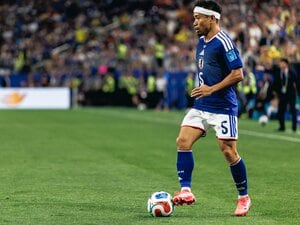 堂安律に「僕らはテンションを抑える方」とイジられる最年長39歳・長友佑都「これがW杯の魔力ってやつ」“失敗を知る男”が語った「頭のコントロール」とは