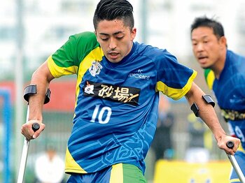 杖とボールに託した夢。“伝道師”が世界に挑む。~手足を失ってもサッカーはできる~<Number Web> photograph by Moto Yoshimura