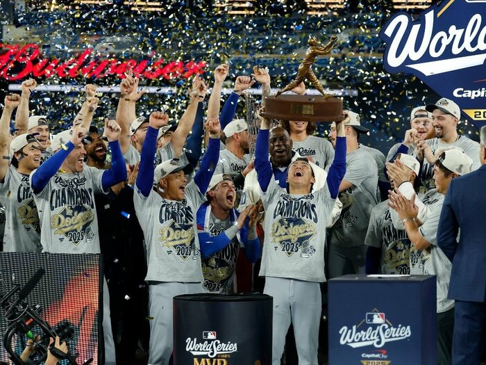 「史上最も勇敢で、覚悟のいる登板だった」“ワールドシリーズMVP”ドジャース山本由伸をカーショウが大絶賛「人格や覚悟はお金では買えない」＜Number Web＞ photograph by Yukihito Taguchi