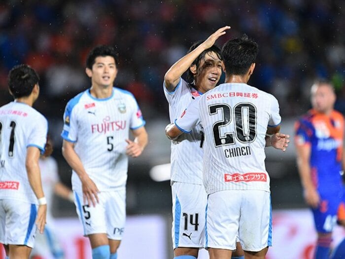 鬼木フロンターレは隙を排除する。ボール奪取で等々力劇場に響く拍手。＜Number Web＞ photograph by J.LEAGUE