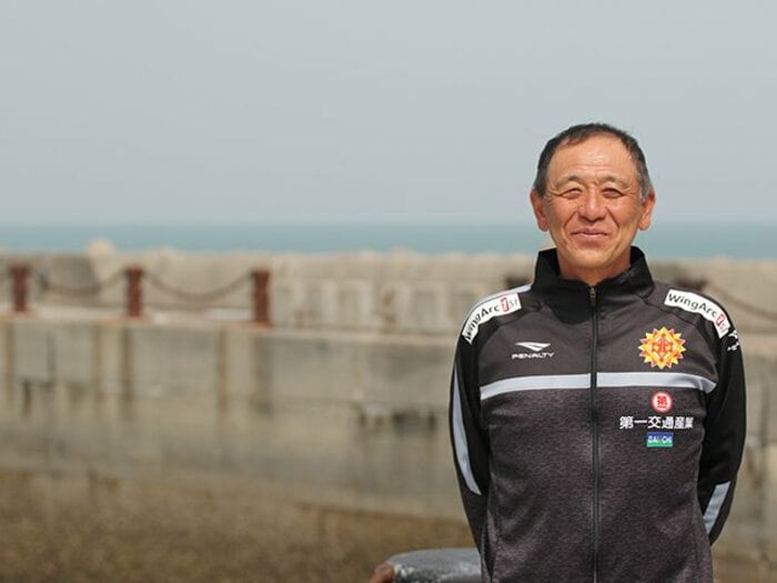 J3最下位→J2昇格→昨季前半戦首位→今季J2で18位…“活躍した選手を引き抜かれる”ギラヴァンツ小林伸二監督の苦悩と理想の筋道＜Number Web＞ photograph by Eijinho Yoshizaki