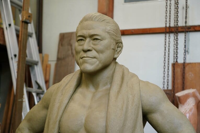 完成した粘土の猪木像の原型