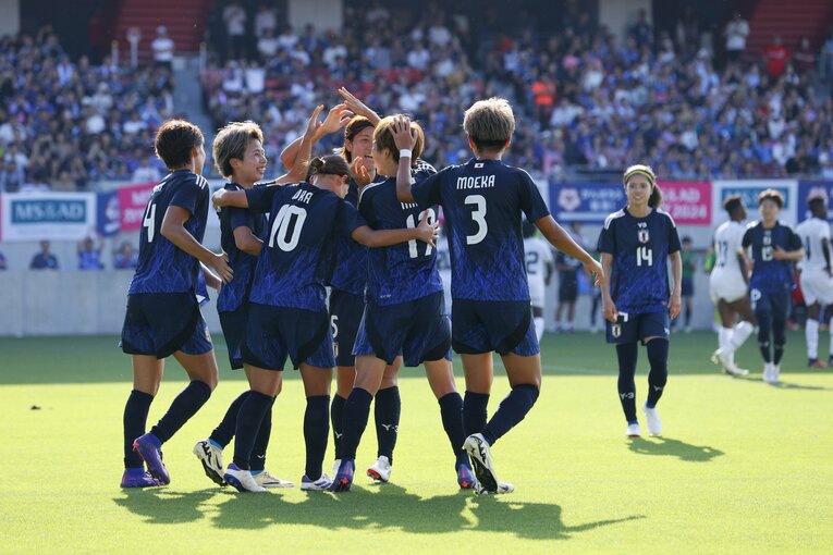 浜野の鮮やかなゴールを祝福するなでしこイレブン　©Shigeki Yamamoto