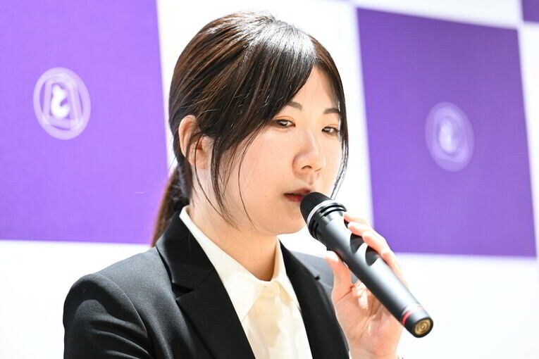 棋士編入試験第5局後、会見での西山の表情と気品あるお辞儀（全8枚中の5枚目）　©Keiji Ishikawa