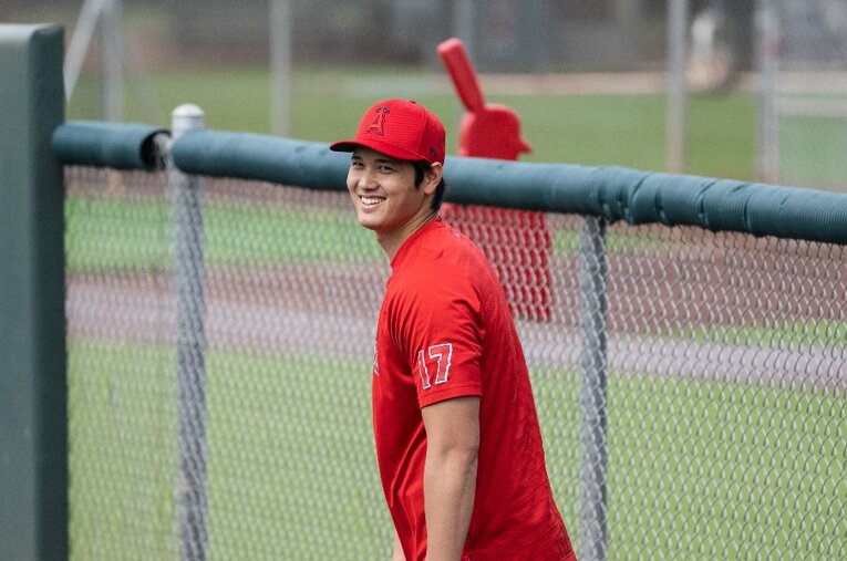 キャンプで充実した表情を見せる大谷。自然体のリラックスした様子だが、マウンドそして打席に立つと… ／ photograph by Nanae Suzuki